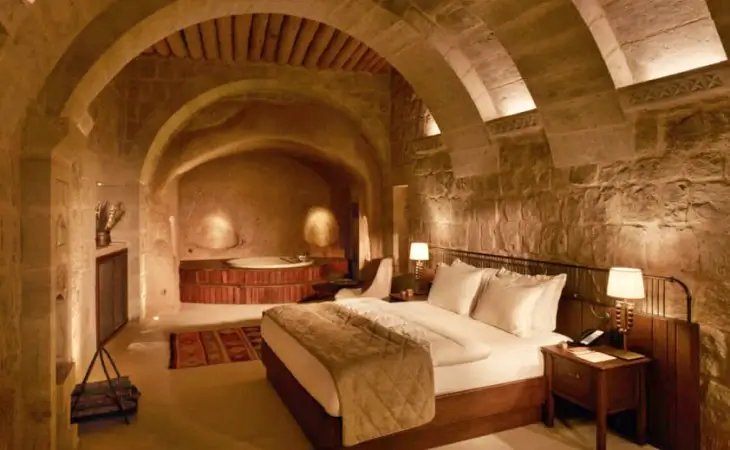 Uçhisar’da Argos in Cappadocia mağara süit oda ve özel jakuzi alanı